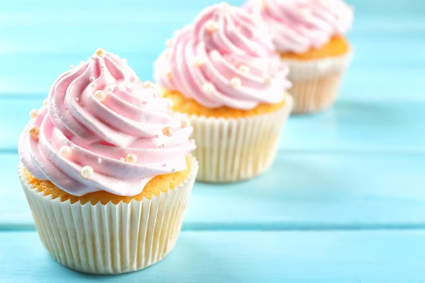 Ροζ cupcakes σε ξύλινα φόντο — Φωτογραφία Αρχείου