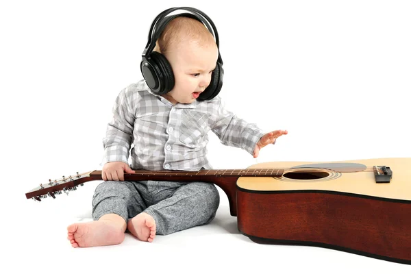 Lindo bebé con guitarra y auriculares — Foto de Stock