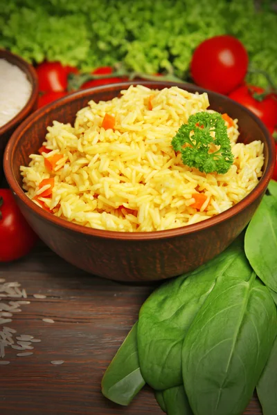 Miska ryżu i warzyw na drewnianym stole zbliżenie — Zdjęcie stockowe