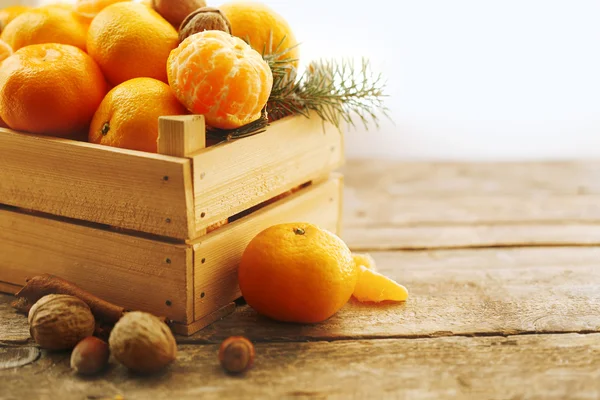 Mandarinas en caja de madera, sobre mesa de madera vieja, de cerca — Foto de Stock