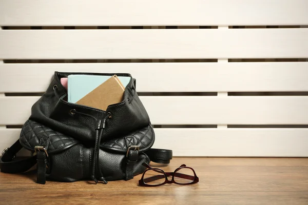 Женский рюкзак с книгой — стоковое фото