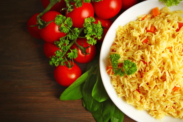 Maträtt vegetariskt ris på träbord, ovanifrån — Stockfoto