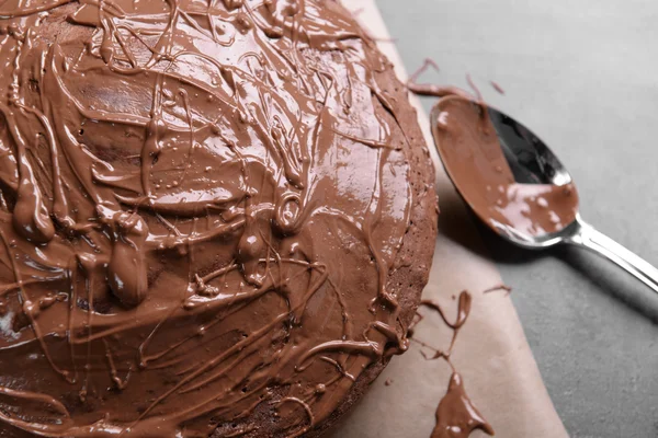 Chocolade taart met lepel, close-up — Stockfoto