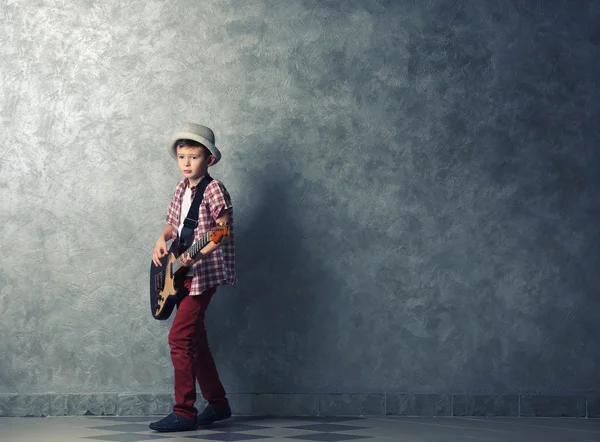 Pojke spela gitarr — Stockfoto