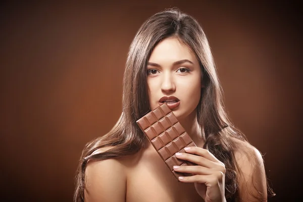 Jovem atraente com chocolate — Fotografia de Stock