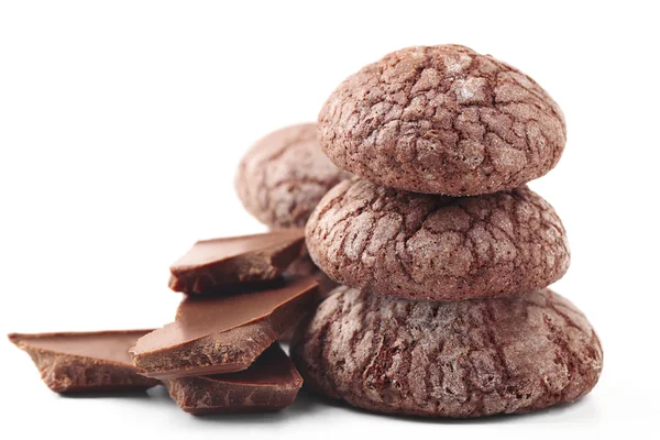 Τσιπ σοκολάτας μπισκότο με κομμάτια σοκολάτας, απομονώνονται σε λευκό — Φωτογραφία Αρχείου