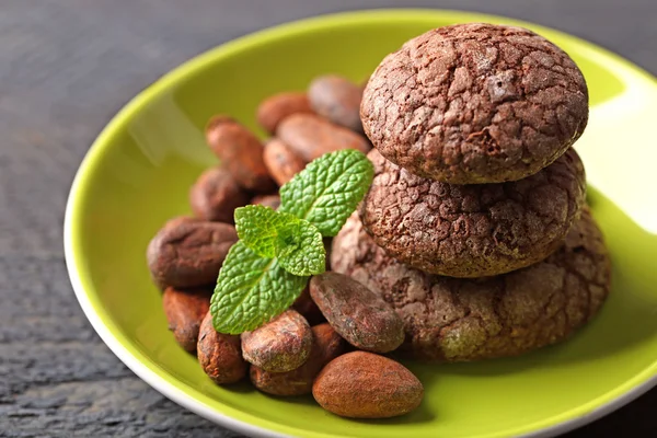 Schokoladenkeks mit gelbem Streifen und Minze im Teller, Nahaufnahme — Stockfoto