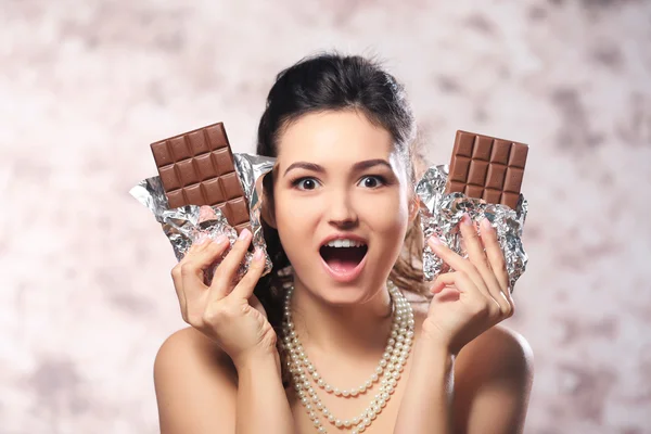 Mujer joven con chocolate —  Fotos de Stock