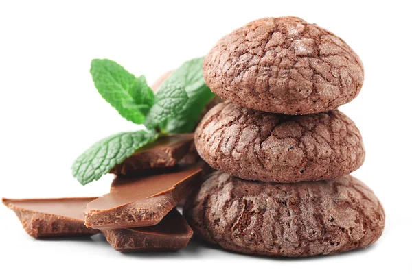 Τσιπ σοκολάτας μπισκότο με κομμάτια σοκολάτας και δυόσμο, απομονώνονται σε λευκό — Φωτογραφία Αρχείου