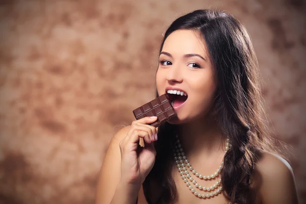 Mujer joven con chocolate — Foto de Stock