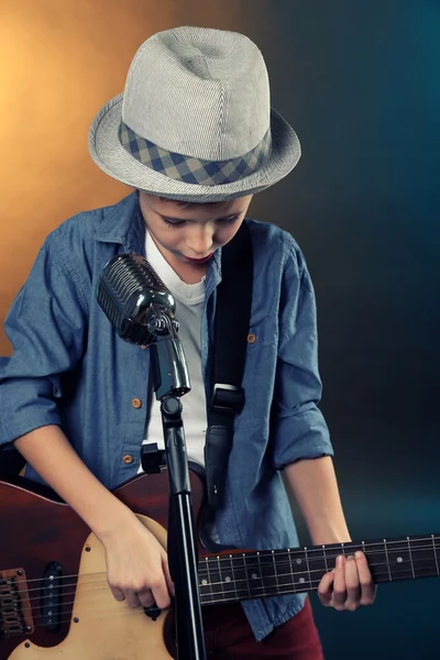 Niño tocando guitarra — Foto de Stock