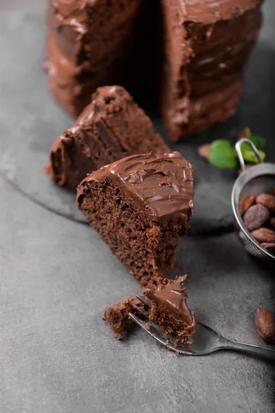 Pastel de chocolate con ingredientes en la mesa —  Fotos de Stock