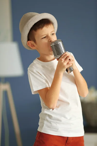 Niño cantando con micrófono — Foto de Stock