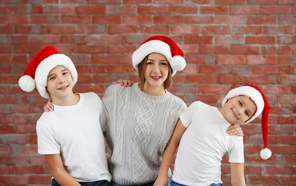 Primos Felizes Contra Fundo Parede Tijolo — Fotografia de Stock