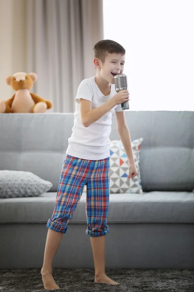 Niño cantando con micrófono — Foto de Stock