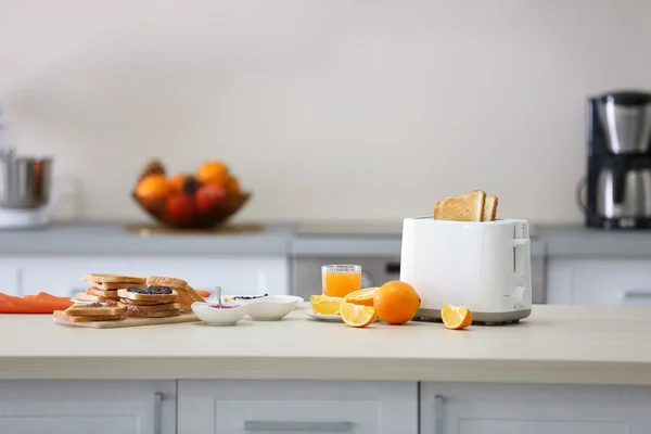요리와 오렌지 토스터 — 스톡 사진