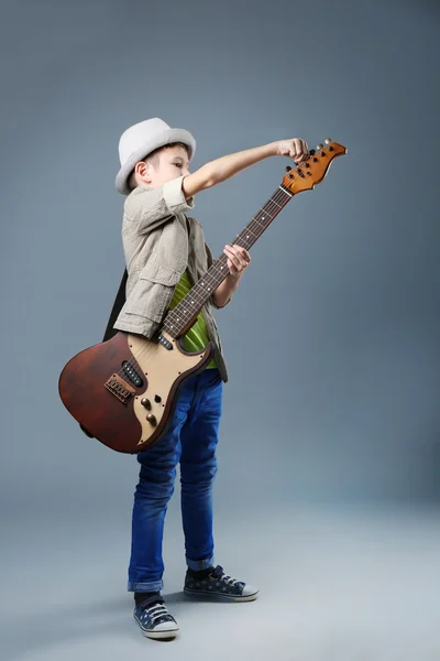 Niño tocando guitarra — Foto de Stock