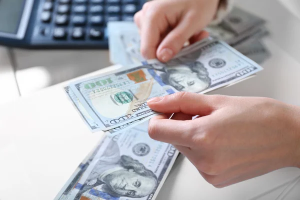 Hands counting money — Stock Photo, Image