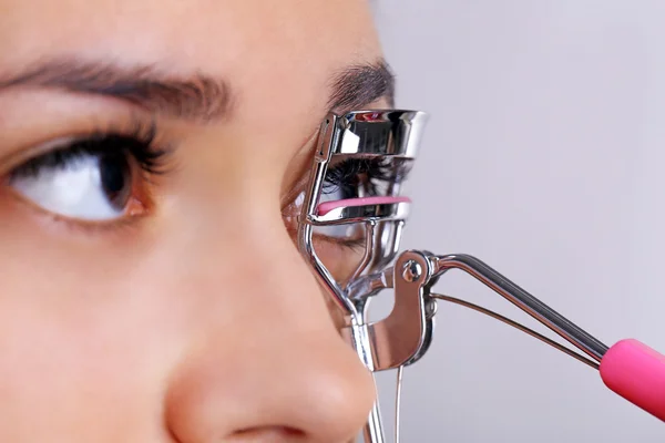 Woman corrects eyelashes — Stock Photo, Image