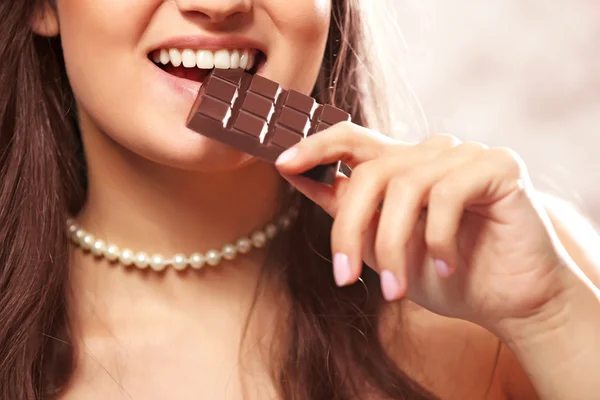 Amare donna cioccolato — Foto Stock