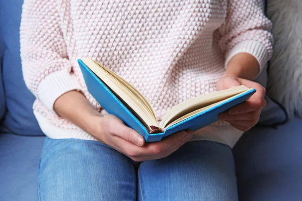 Mulher leitura livro — Fotografia de Stock