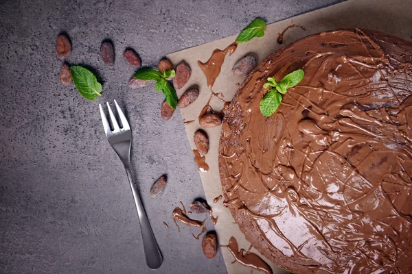 Σοκολατόπιτα με δυόσμο, φασόλια και πιρούνι σε γκρίζο πίνακα — Φωτογραφία Αρχείου