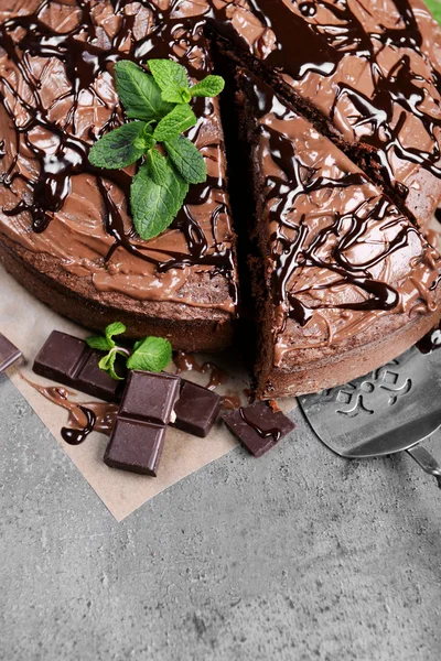 Plátky čokoládový koláč s mátou a ingredience na stole — Stock fotografie