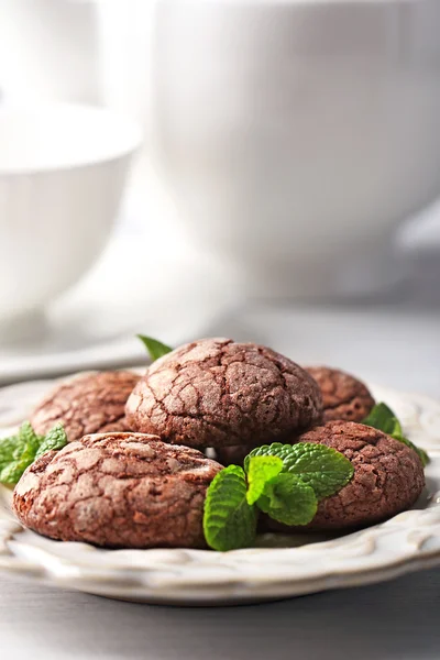Шоколадное печенье с мятой на светлом фоне — стоковое фото