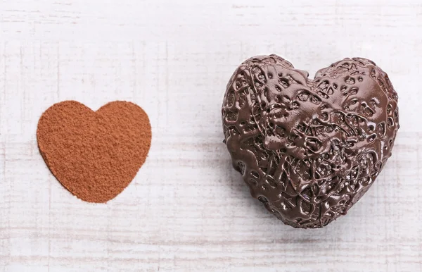 Dolci caramelle a forma di cuore su sfondo di legno bianco — Foto Stock