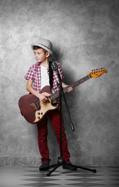 Niño pequeño con guitarra cantando — Foto de Stock