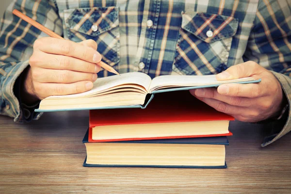 Homem trabalhando com livros — Fotografia de Stock