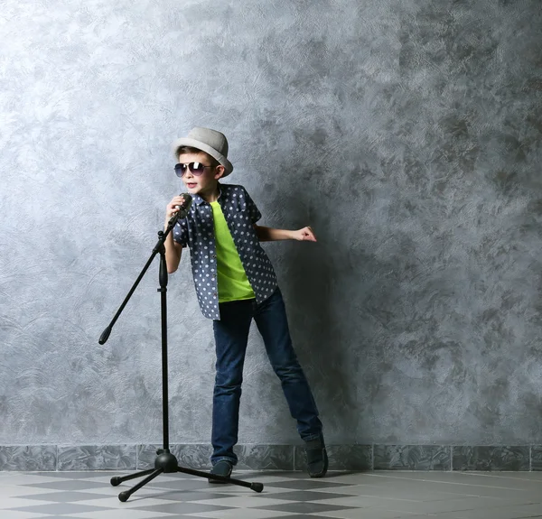 Malý chlapec zpívá s mikrofonem — Stock fotografie
