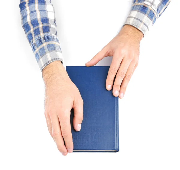 Mann hält Buch in den Händen — Stockfoto