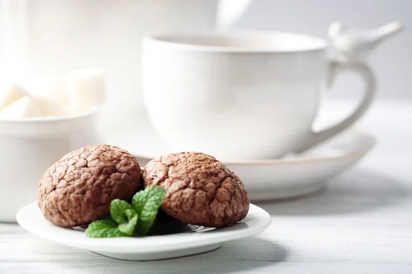 Chocolate chip cookie i plattan med mynta, närbild — Stockfoto