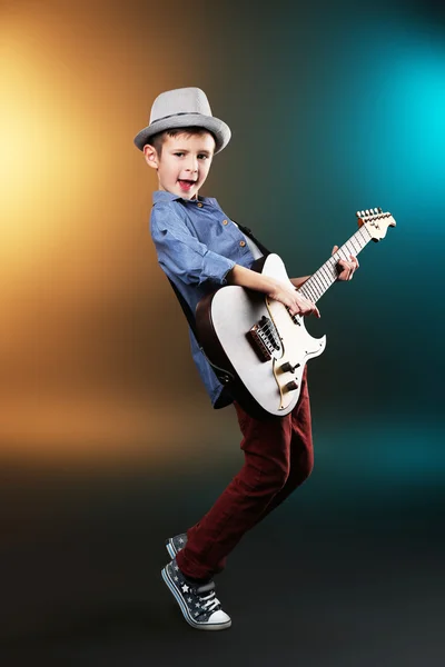 Хлопчик грає гітара — стокове фото