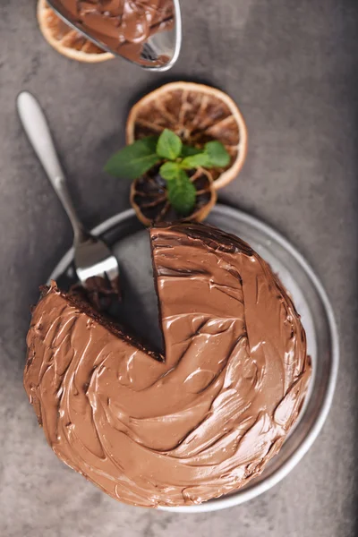 Čokoládový koláč s vidličkou a ingredience — Stock fotografie
