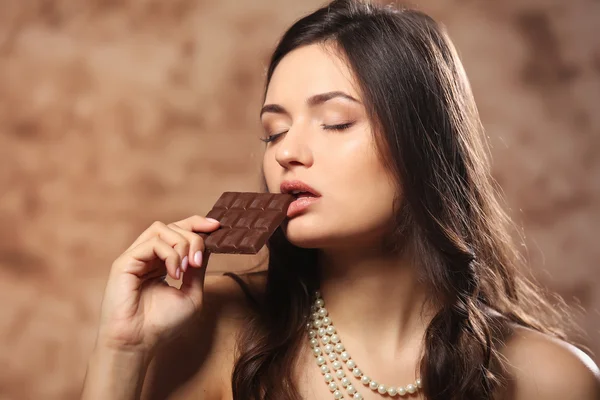 Mujer joven con chocolate —  Fotos de Stock