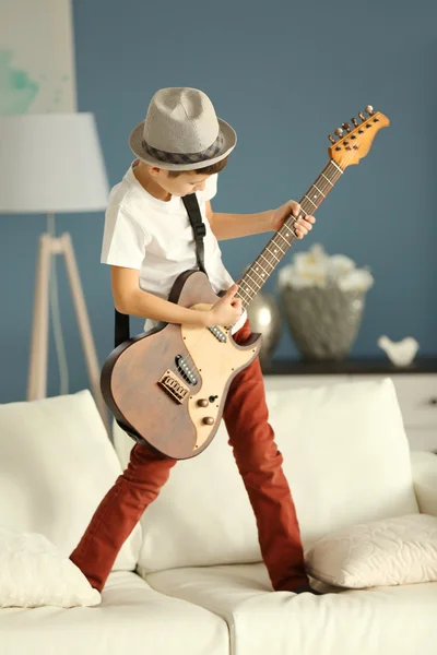 Niño tocando guitarra —  Fotos de Stock