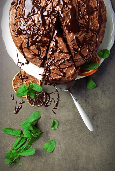 Geschnittene Schokoladenkuchen mit Minze, Nahaufnahme — Stockfoto