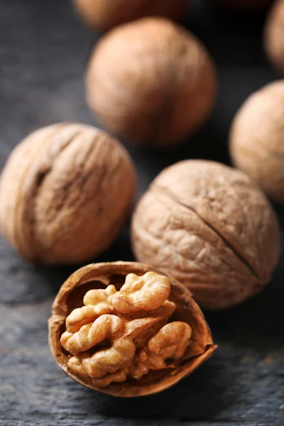 Vlašské ořechy na šedý dřevěný stůl, detail — Stock fotografie