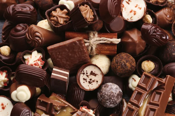 Assortimento di gustose caramelle al cioccolato e cannella primo piano — Foto Stock