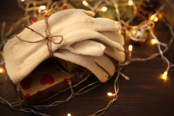 Cadeaux et gants de Noël sur une table — Photo