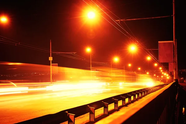 高速公路通过大桥夜景 — 图库照片