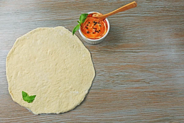 Ingredientes frescos para la preparación de pizza en mesa de madera — Foto de Stock