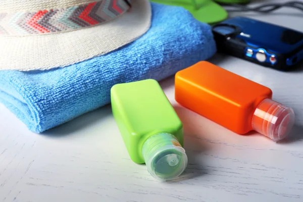 Summer accessories on table — Stock Photo, Image