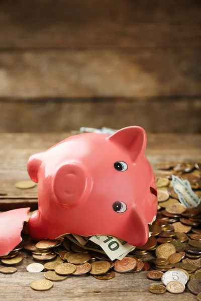 Broken piggy bank — Stock Photo, Image