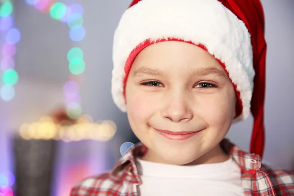 Menino alegre em chapéu de Santa — Fotografia de Stock