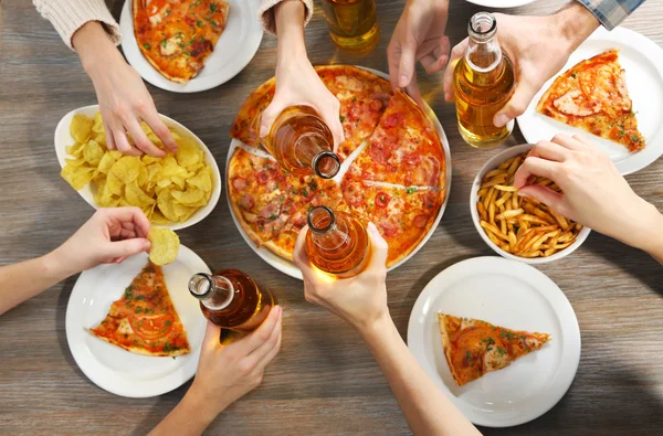 Festa amigável com pizza quente e bebidas, close-up — Fotografia de Stock