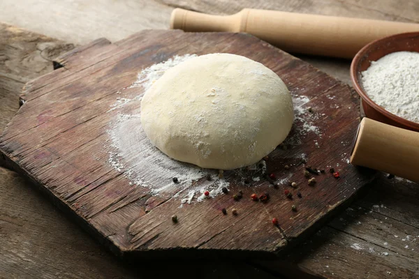 La masa fresca preparada sobre la tabla de madera, se acercan — Foto de Stock