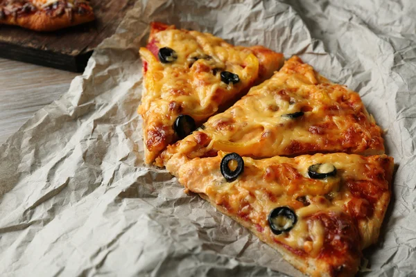 Fette di pizza deliziosa su una lamina di metallo, primo piano — Foto Stock